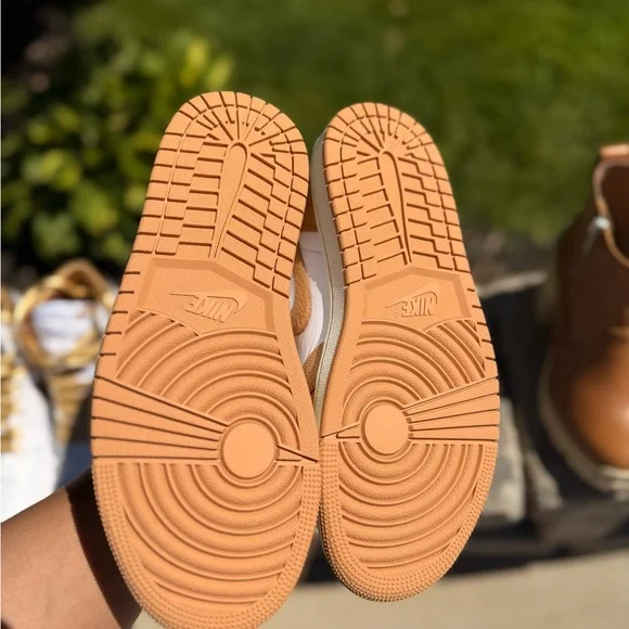 Nike Wmns Air Jordan 1 Retro High OG 'Praline' - Picture 4 of 4